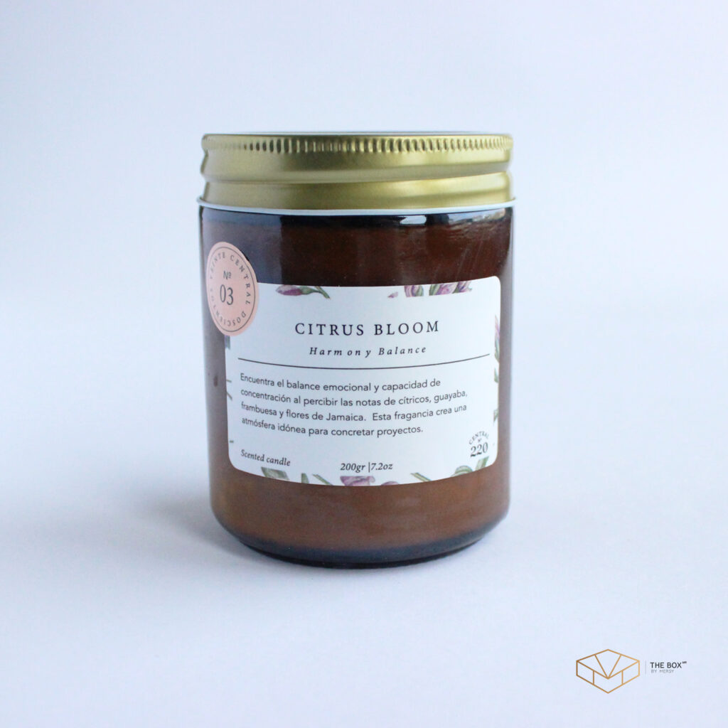 Presentación 200 grs.

Aromas:

 	

 	01 | Sleep Aid | Luxe Linen Candle
 	02 | Energetic | Passion Fruit Candle
 	03 | Balance | Citrus Bloom
 	04 | Joy | Blossom Berries
 	05 | Relaxation | Moroccan Sandalwood
 	06 | Anti-Anxiety | Roasted Vanilla
 	07 | Active | Spiced Chai Candle
 	08 | Empower | Bourbon Tobacco
 	10 | Wellbeing | Tangerine Brûlée Candle



&nbsp;

Costo envío: $90