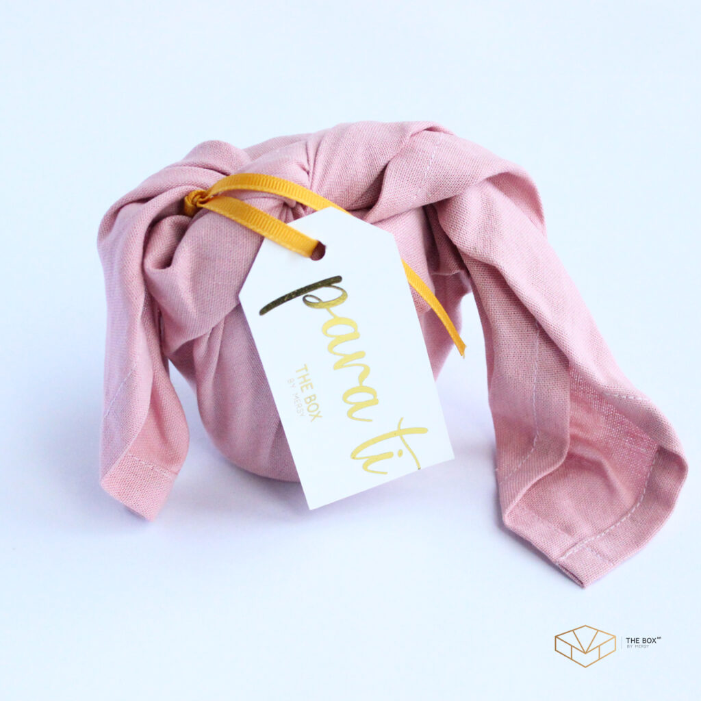 Velas personalizada con vinil y envueltas en tela.

Costo envío: $90