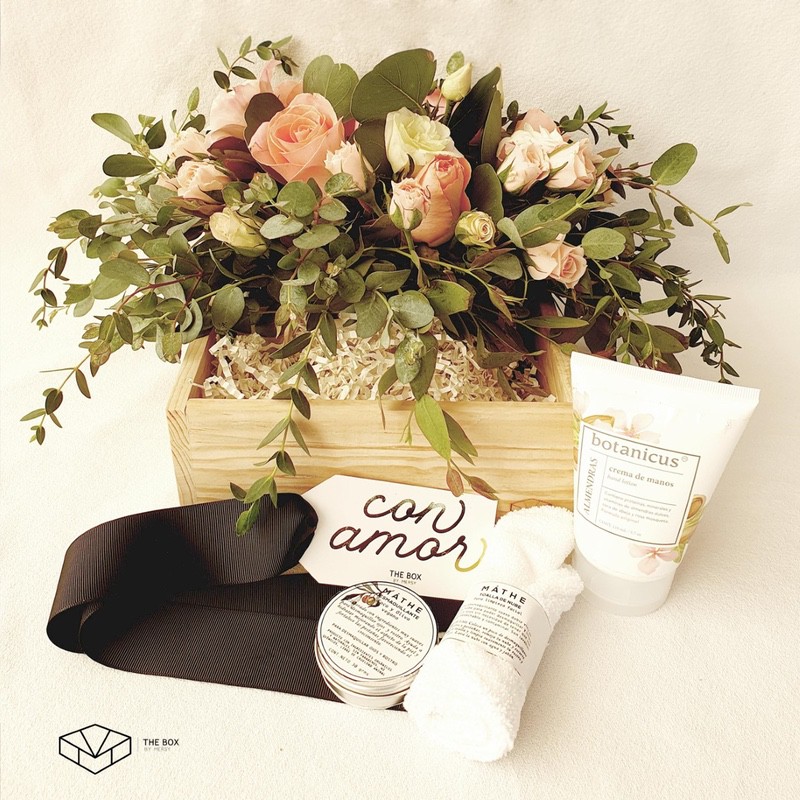 Bouquet de flores de temporada dentro de una pequeña caja de madera, junto a crema de manos y desmaquillador facial y toalla facial en forma de nube.








&nbsp;

* Envío sólo en la ciudad de Querétaro y alrededores. 